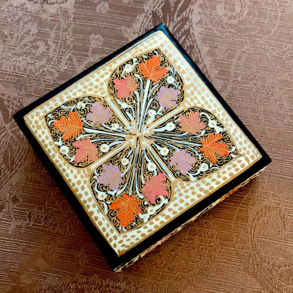 Beautiful handcrafted box from Kashmir with intricate design - Picture 1 of 7